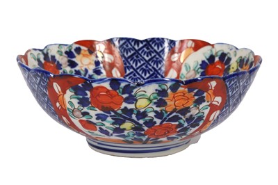 Lot 264 - A JAPANESE IMARI BOWL
