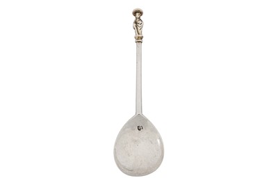 Lot 492 - An Elizabeth I sterling silver apostle spoon, London 1589 by ‘a crescent enclosing a pierced mullet’ probably for Thomas Benbowe (free 1586/87)