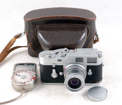 Lot 324 - Chrome Leica M2 with 50mm f2.8 Elmar Lens.