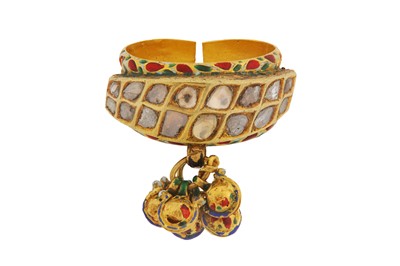 Lot 217 - A GOLD POLYCHROME ENAMELLED DIAMOND-SET TOE RING