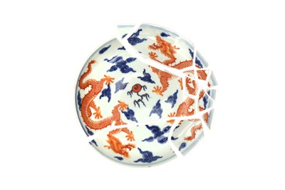 Lot 148 - A CHINESE BLUE AND WHITE AND OVERGLAZE IRON-RED 'DRAGON' DISH