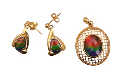 Lot 31 - A PENDANT AND EARRINGS SUITE