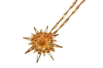 Lot 39 - A PENDANT/BROOCH AND A CHAIN