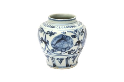 Lot 634 - A SMALL CHINESE BLUE AND WHITE JAR