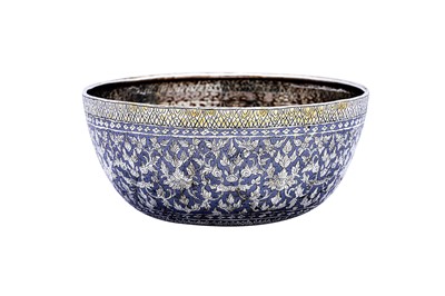 Lot 274 - A SMALL NIELLOED THAI SILVER BOWL