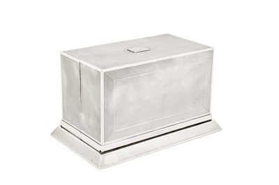 Lot 3 - An unusual George V sterling silver cigarette box, London 1932 by Sampson Mordan and Co