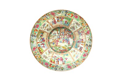 Lot 32 - A LARGE CHINESE CANTON FAMILLE-ROSE BASIN