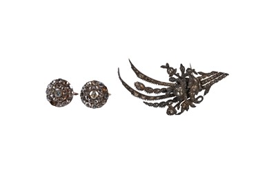 Lot 41 - A BROOCH AND A PAIR OF EARRINGS