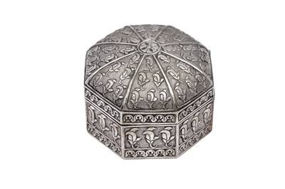 Lot 181 - AN OCTAGONAL INDIAN SILVER PANDAN BOX
