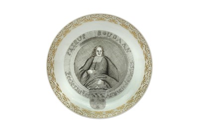 Lot 22 - A CHINESE EXPORT EN GRISAILLE 'PORTRAIT' DISH