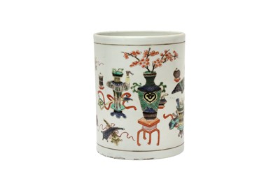 Lot 86 - A CHINESE FAMILLE-VERTE 'HUNDRED ANTIQUES' BRUSH POT, BITONG