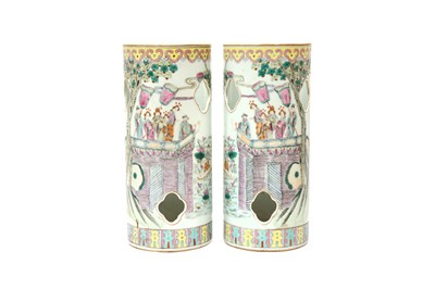 Lot 815 - A PAIR OF CHINESE FAMILLE-ROSE HAT STANDS
