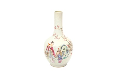 Lot 810 - A SMALL CHINESE FAMILLE-ROSE 'XIWANGMU' VASE