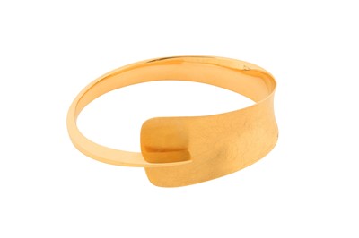 Lot 175 - A WRAP-OVER DESIGN BANGLE