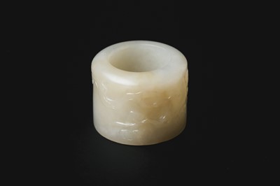 Lot 116 - A CHINESE WHITE JADE ARCHER'S RING