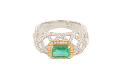 Lot 78 - AN EMERALD AND DIAMOND RING