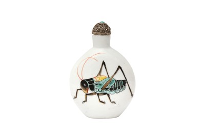 Lot 893 - A CHINESE PORCELAIN 'CRICKET' SNUFF BOTTLE