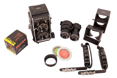 Lot 142 - A Mamiya C330 Professional F Outfit, inc Blue Spot 80mm.