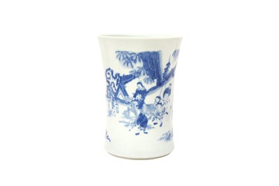 Lot 571 - A CHINESE BLUE AND WHITE 'FIGURATIVE' BRUSH POT, BITONG