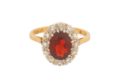 Lot 23 - A GARNET AND DIAMOND RING