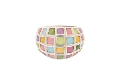 Lot 152 - A MULTI-GEM RING