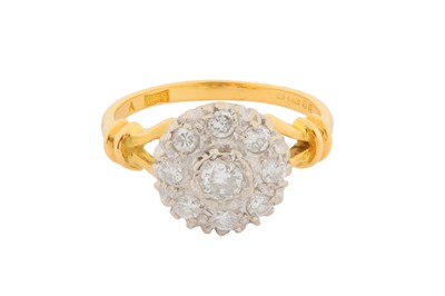 Lot 233 - A DIAMOND CLUSTER RING