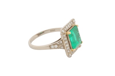 Lot 66 - AN EMERALD AND DIAMOND RING