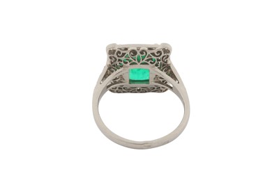 Lot 66 - AN EMERALD AND DIAMOND RING