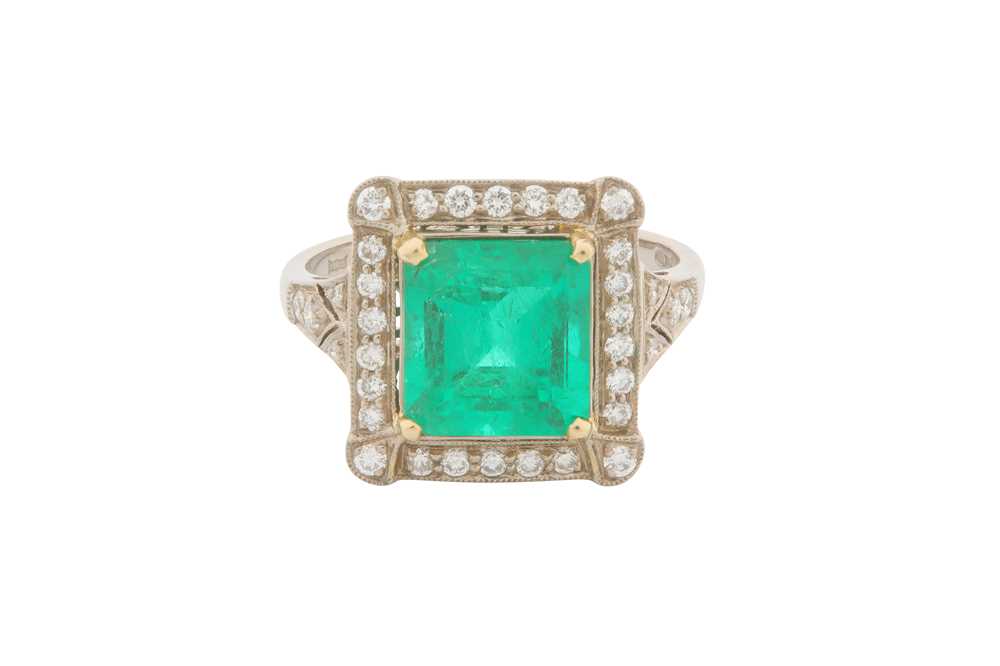 Lot 66 - AN EMERALD AND DIAMOND RING