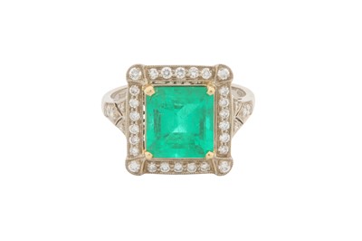 Lot 66 - AN EMERALD AND DIAMOND RING