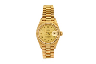 Lot 50 - A LADIES 18K GOLD ROLEX OYSTER PERPETUAL DATEJUST BRACELET WATCH