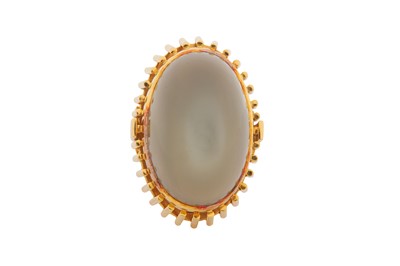 Lot 222 - A CAT'S EYE MOONSTONE RING