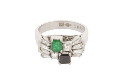 Lot 95 - AN EMERALD, SAPPHIRE AND DIAMOND RING