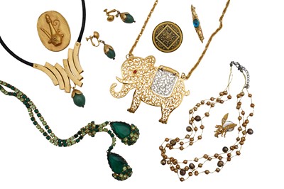 Lot 78 - A GROUP OF COSTUME JEWELLERY