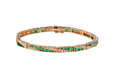 Lot 58 - A DIAMOND AND EMERALD BRACELET