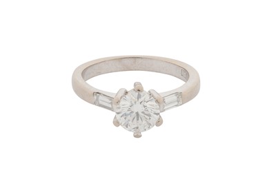 Lot 263 - A DIAMOND THREE-STONE RING
