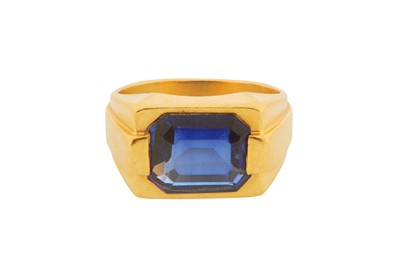 Lot 101 - A SINGLE-STONE SAPPHIRE RING