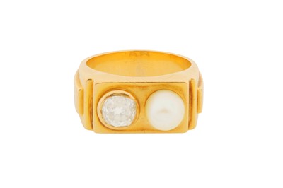 Lot 135 - A PEARL AND DIAMOND RING