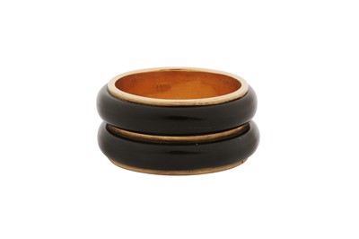 Lot 196 - A GOLD AND ONYX RING