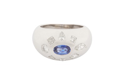 Lot 261 - A SAPPHIRE AND DIAMOND RING