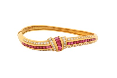 Lot 132 - A RUBY AND DIAMOND BANGLE