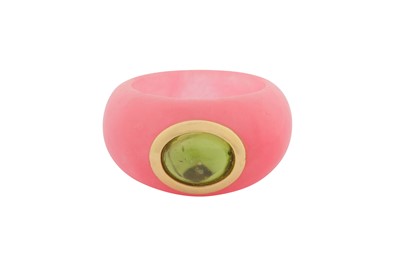 Lot 170 - A PINK JADE AND PERIDOT RING