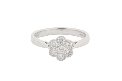 Lot 275 - A PLATINUM DIAMOND CLUSTER RING