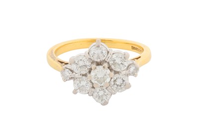Lot 203 - A DIAMOND CLUSTER RING