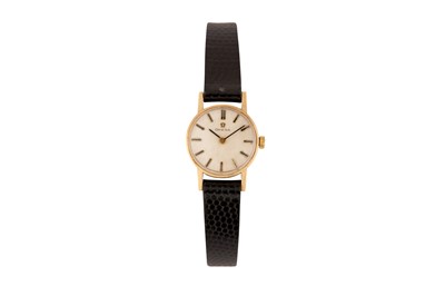 Lot 75 - A LADIES 9K GOLD OMEGA WRISTWATCH