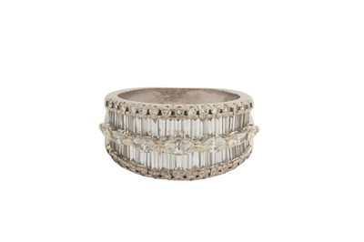 Lot 288 - A DIAMOND BAND