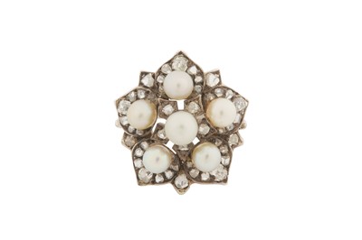 Lot 41 - A PEARL AND DIAMOND CLUSTER RING