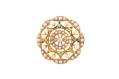 Lot 44 - A PERIDOT, PEARL AND DIAMOND BROOCH