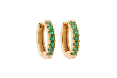 Lot 77 - A PAIR OF EMERALD HOOP EARRINGS