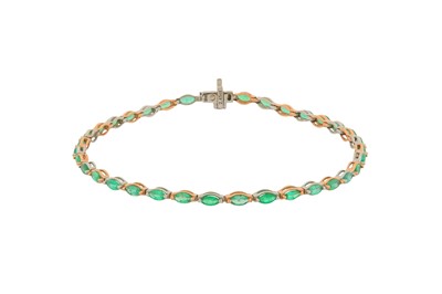 Lot 82 - AN EMERALD LINE BRACELET